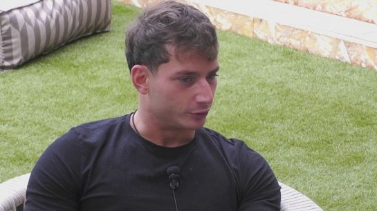 Tommaso vìola il regolamento e rischia di uscire