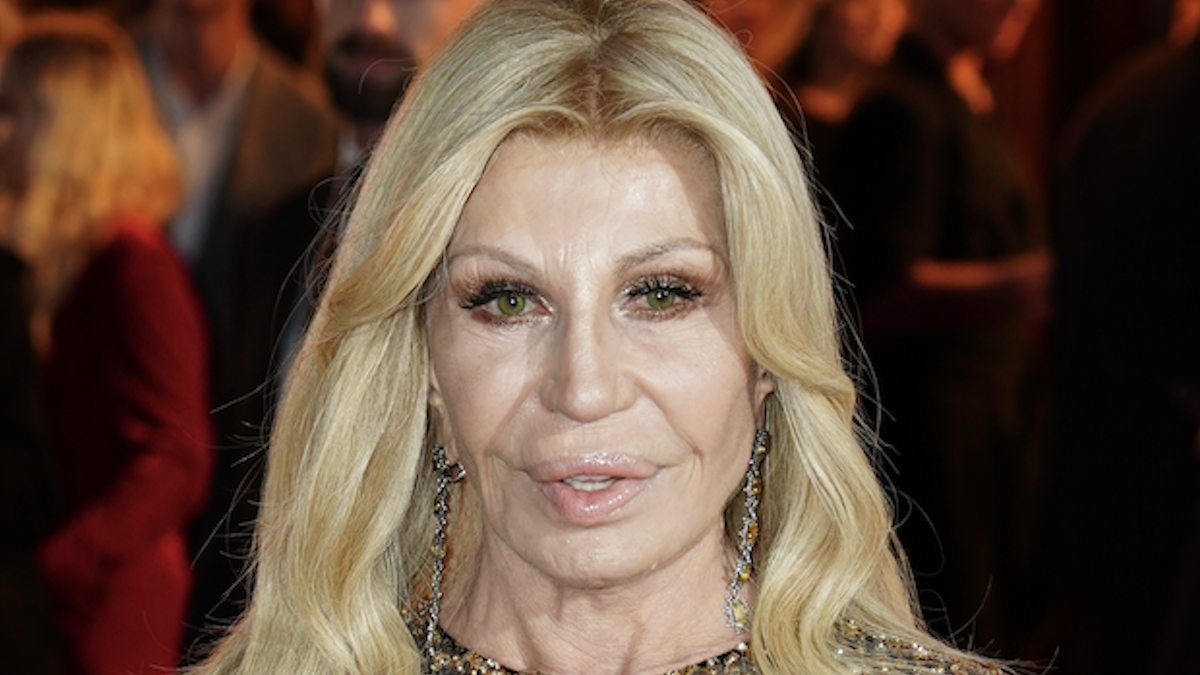 Donatella Versace Sconvolge il Web con il Suo Nuovo Look: Lifting Estremo o Trasformazione Chirurgica?