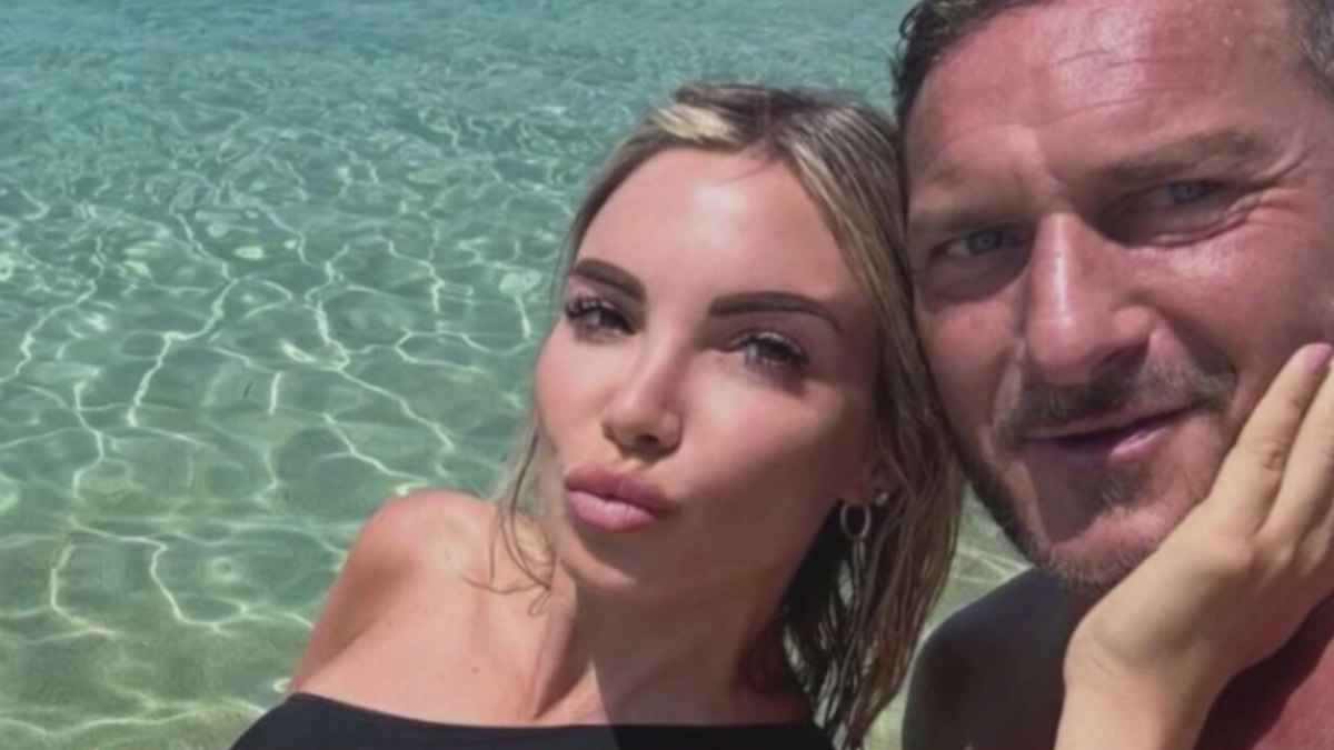 Ballando con le stelle 2026, Noemi Bocchi concorrente ufficiale nel cast: la strana reazione di Totti (non convinto)
