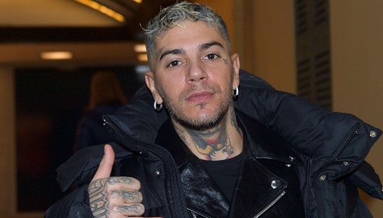 Sanremo 2025, Emis Killa (indagato) si ritira dal Festival: la reazione imprevista della Rai. Parla Carlo Conti