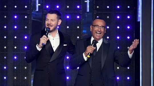 Carlo Conti e Alessandro Cattelan sul palco di Sarà Sanremo