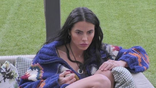 Shaila scatta contro gli altri inquilini