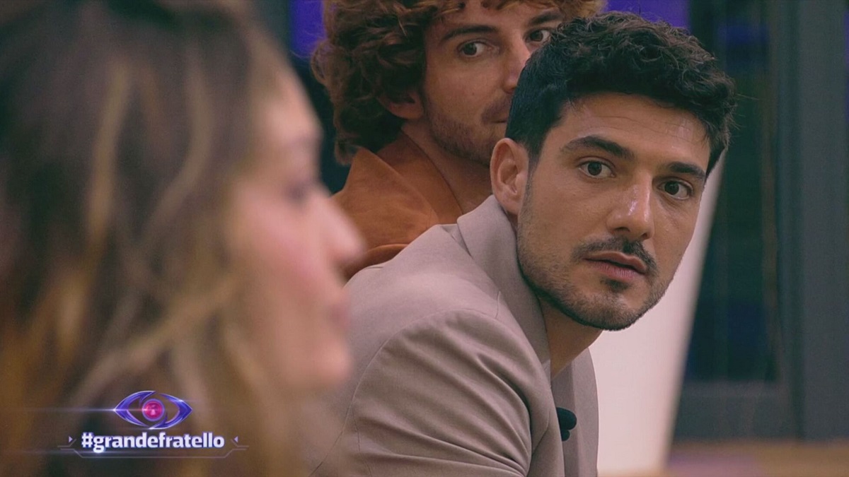 Grande Fratello, Helena e i suoi dubbi su Lorenzo in finale: "Un regalo degli autori?"