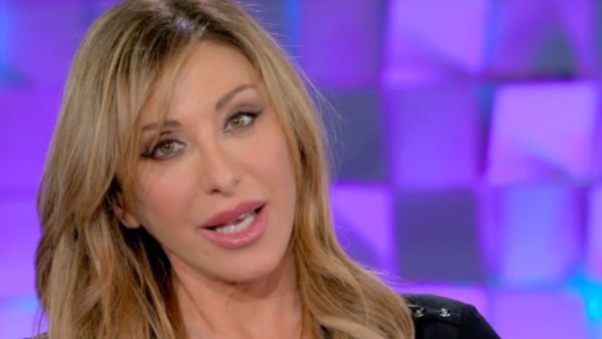 https://wips.plug.it/cips/libero.it/magazine/cms/2025/02/sabrina-salerno-verissimo.jpg