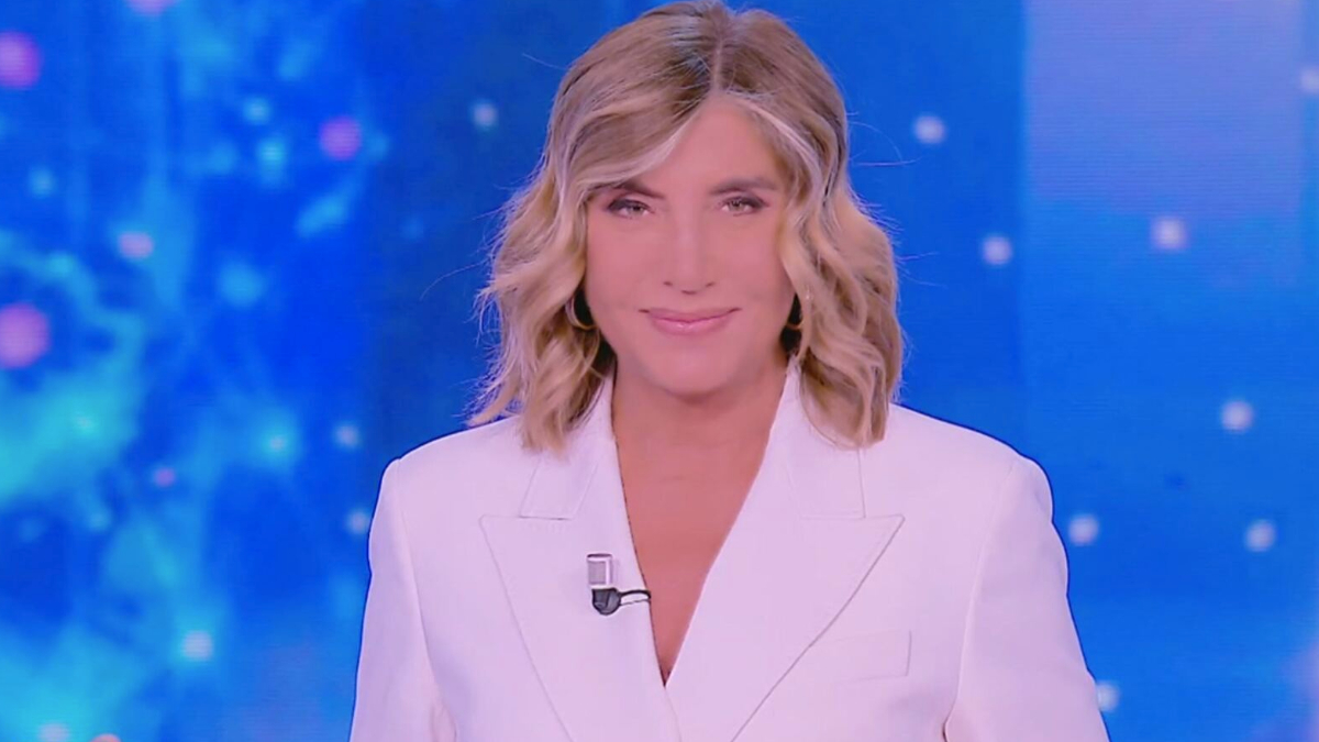 Mediaset sceglie Myrta Merlino: oggi lo speciale sul papa, stravolto il palinsesto di Canale 5. De Filippi si ferma