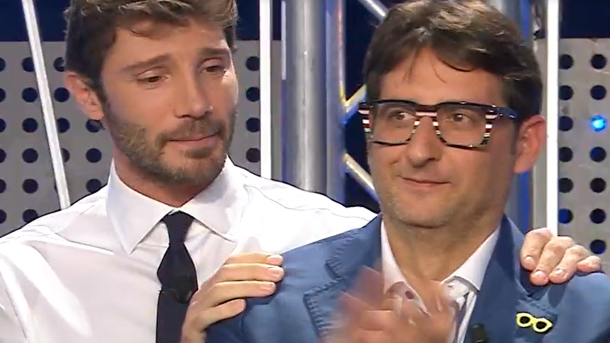 Affari Tuoi, Ivan affondato dalla moglie (ma De Martino lo sapeva). Social neri: “Portatevi il cane”