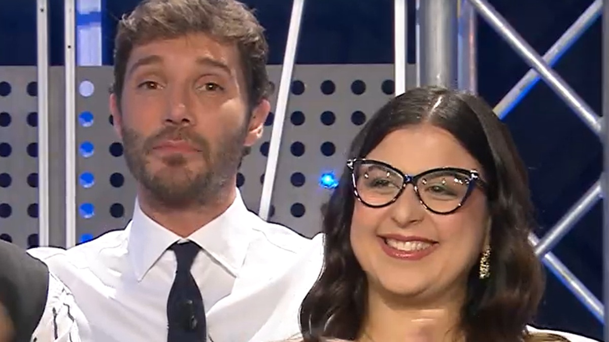 Affari Tuoi, Martina oscura il marito e finisce male. I social la stroncano per un dettaglio: "Chiedetegli perché sta zitto"