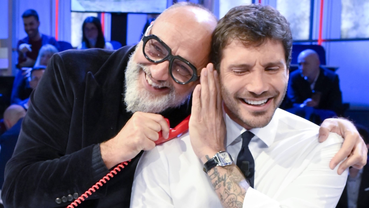 https://wips.plug.it/cips/libero.it/magazine/cms/2025/04/affari_tuoi_dottore_al_lavoro_su_un_nuovo_programma.jpeg