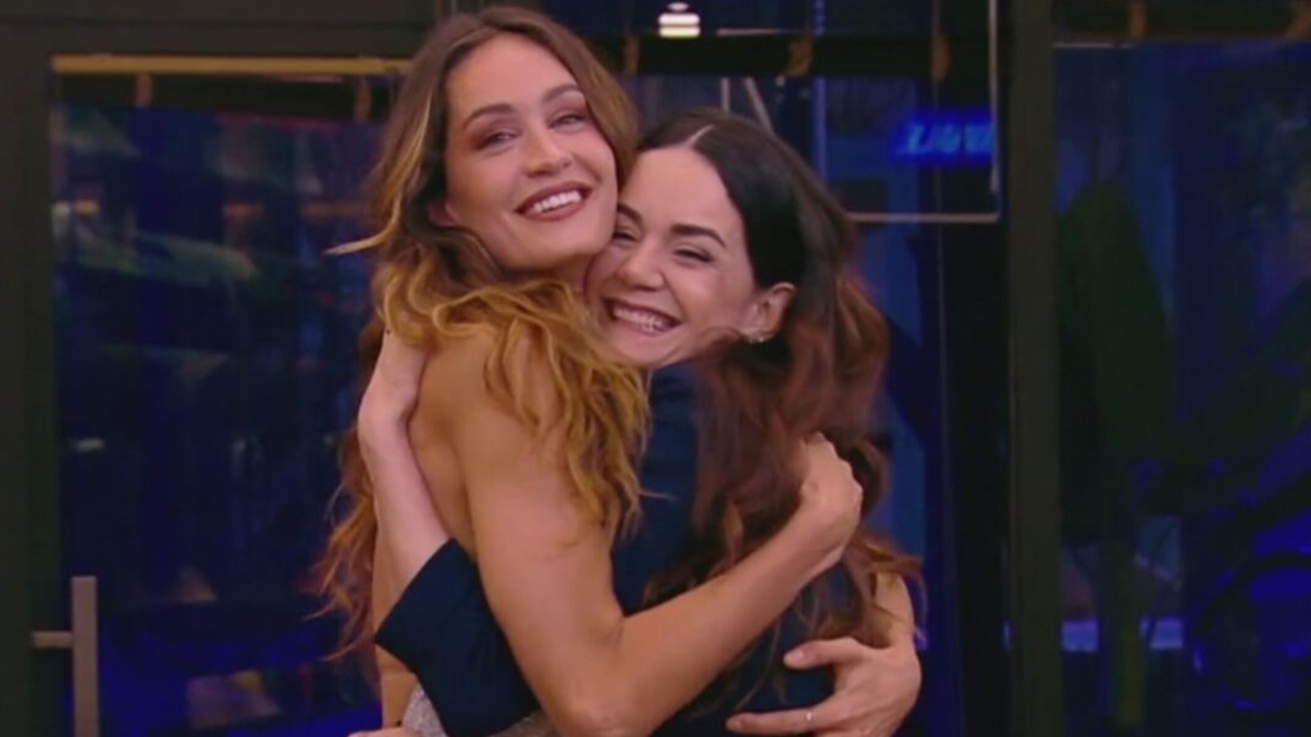 Grande Fratello: la sorella di Helena bacia un suo amico gieffino in discoteca, con la benedizione degli Helevier