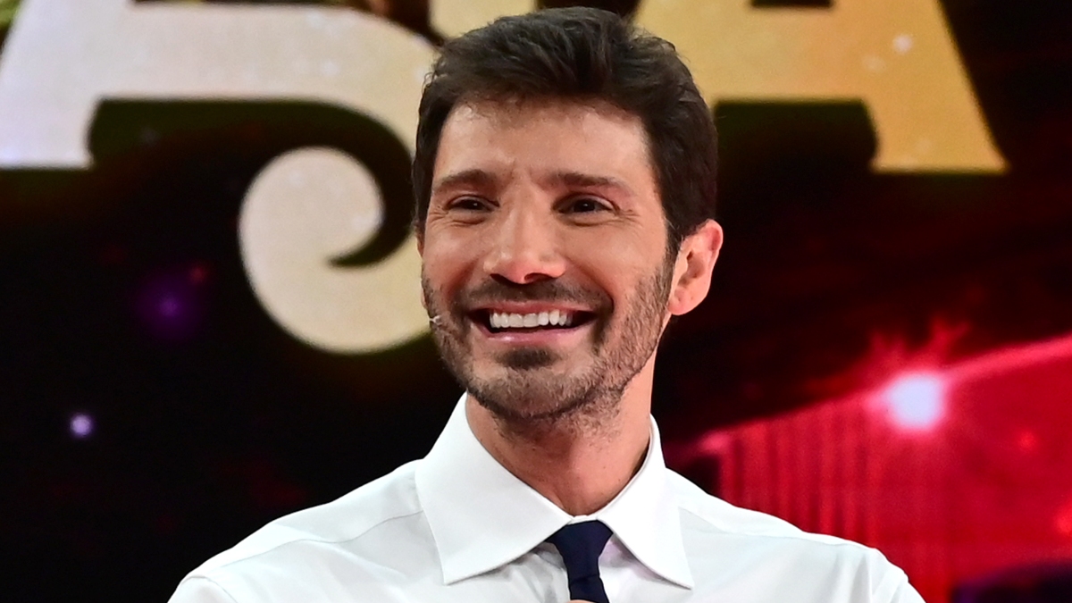 Perché De Martino lascia Stasera Tutto è Possibile: lacrime d’addio, retroscena e il piano della Rai