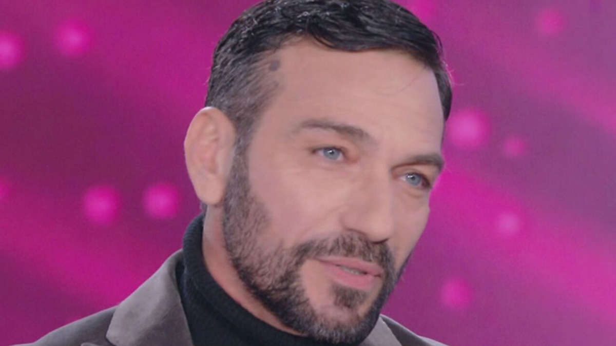 Verissimo, Costantino Vitagliano racconta (in lacrime) il suo 'ritorno alla vita': "Ti cambia tutto". E sulla compagna: "Mi fa ridere"