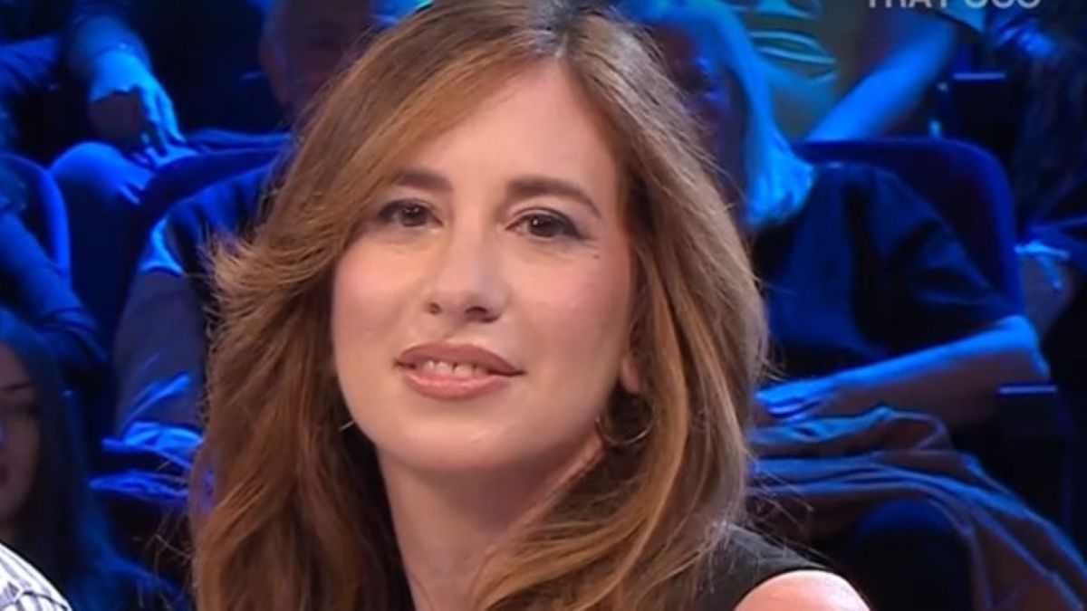 Affari Tuoi, impresa di Laura e apoteosi dopo la noia totale. Web in tilt: “Vincita allucinante”