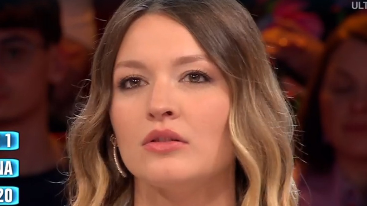 Affari Tuoi, Elena (in lacrime) segue l'istinto e frega il Dottore ma i social s'infuriano per un dettaglio: "Che invadente"