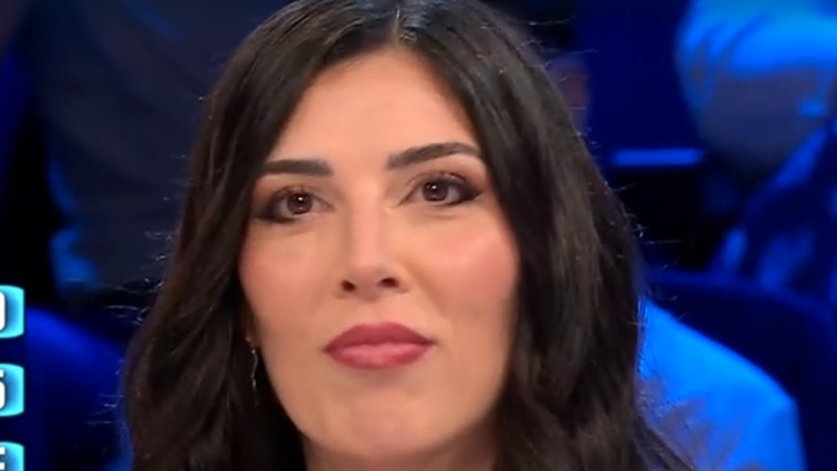 Affari Tuoi, Chiara rovina l'aiutino del Dottore e De Martino sbrocca (con le forbici). Fischi sul web: “Una noia mortale”