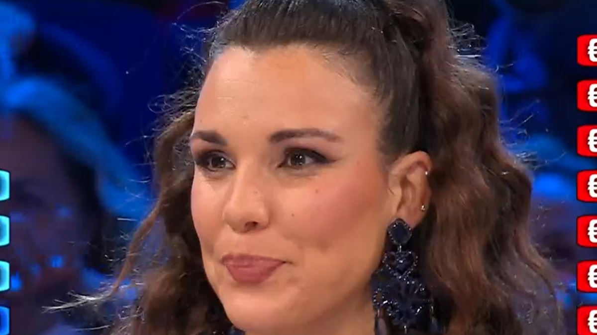 Affari Tuoi, Lupo sostituisce De Martino (con gaffe) nella partita di Alessia. I social: "Volevano toglierci proprio questa puntata"