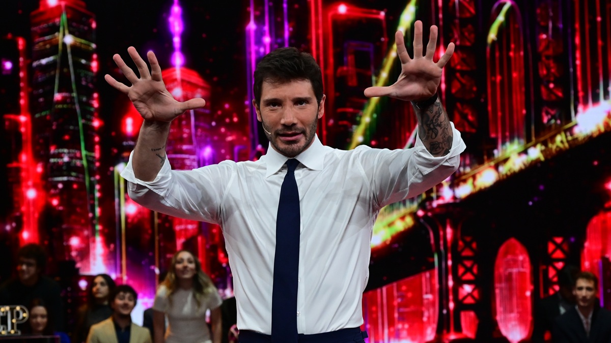 https://wips.plug.it/cips/libero.it/magazine/cms/2025/05/affari-tuoi-speciale-4-maggio-2025.jpg