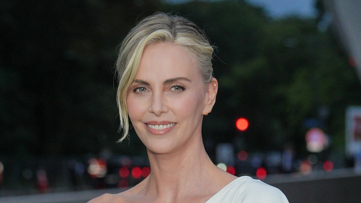https://wips.plug.it/cips/libero.it/magazine/cms/2025/05/charlize-theron.jpg