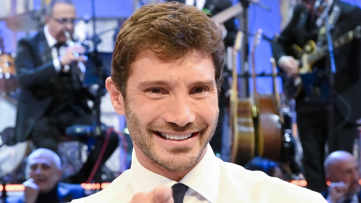 https://wips.plug.it/cips/libero.it/magazine/cms/2025/05/de_martino_rumor_nuovo_programma_prima_serata_rai_1.jpeg