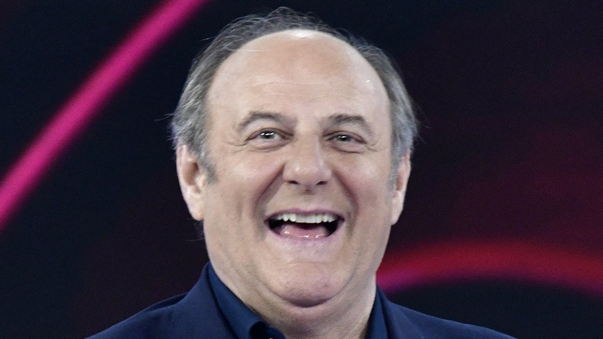 https://wips.plug.it/cips/libero.it/magazine/cms/2025/05/gerry-scotti.jpg