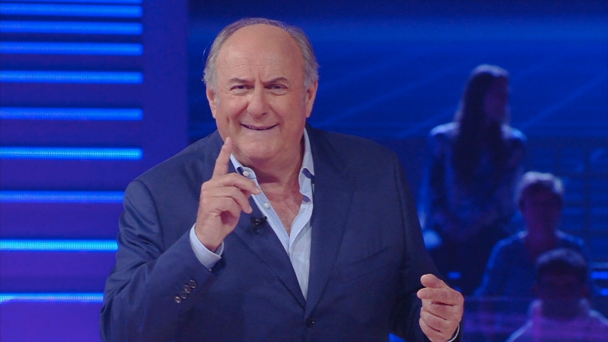 https://wips.plug.it/cips/libero.it/magazine/cms/2025/05/gerry_scotti_lascia_caduta_libera_rumor.jpeg