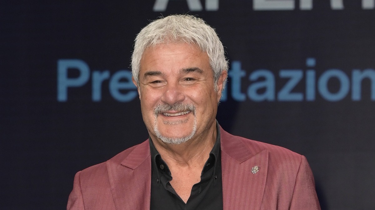 https://wips.plug.it/cips/libero.it/magazine/cms/2025/05/pino-insegno.jpg