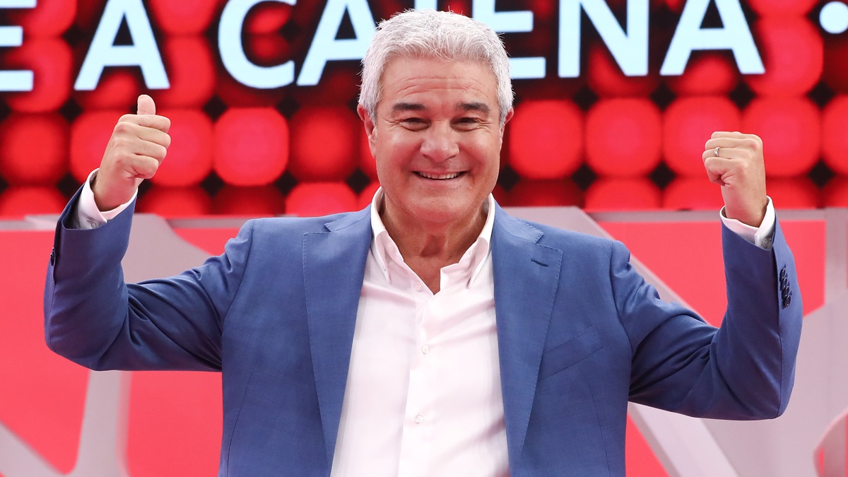 https://wips.plug.it/cips/libero.it/magazine/cms/2025/05/quanto-guadagna-pino-insegno.jpg