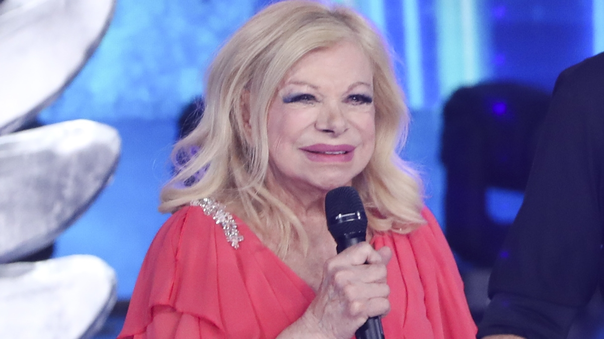 https://wips.plug.it/cips/libero.it/magazine/cms/2025/05/sandra_milo_profanata_tomba_parole_figlia.jpeg
