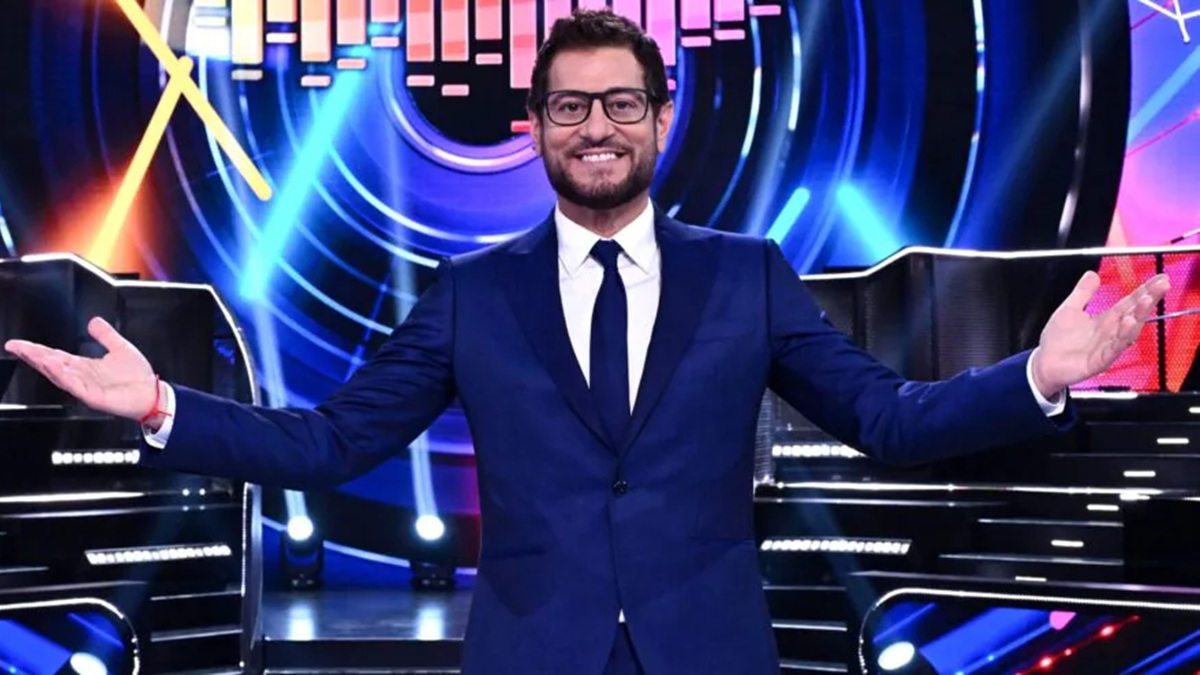 Sarabanda Celebrity, Enrico Papi torna con una parata di star a suon di musica: cosa vedremo
