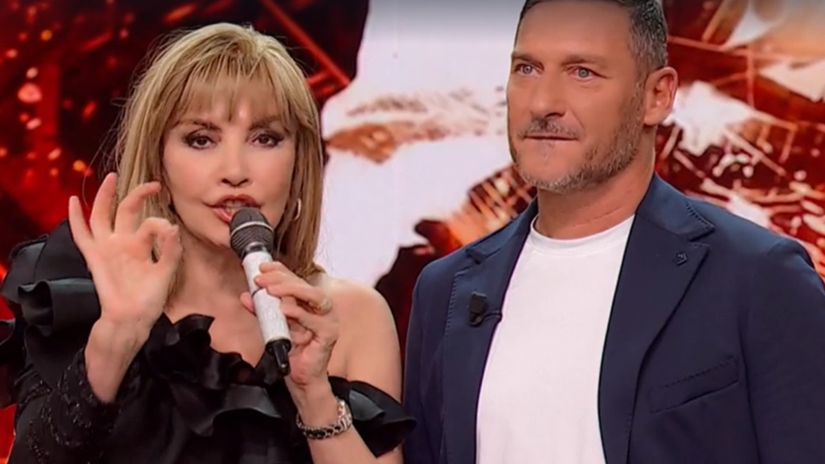 https://wips.plug.it/cips/libero.it/magazine/cms/2025/05/sognando-ballando-con-le-stelle-francesco-totti-contratto-social-ilary-blasi.jpg