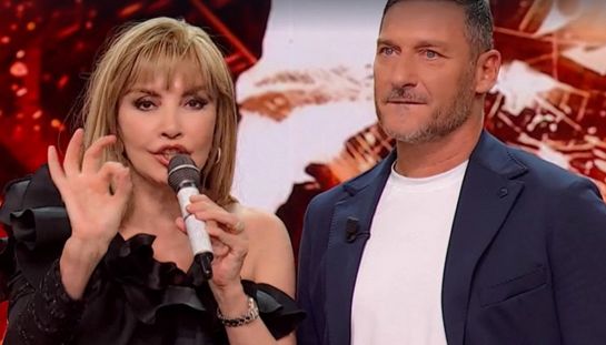 Sognando Ballando con le Stelle, Francesco Totti 'firma' il contratto ma i social vogliono Ilary Blasi: "Si merita lei"