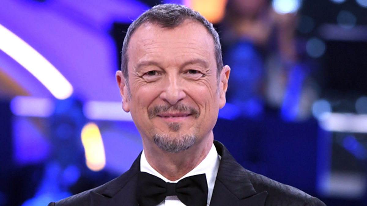 https://wips.plug.it/cips/libero.it/magazine/cms/2025/06/affari-tuoi-amadeus-commosso-omaggia-harley-zuriatti-de-martino-non-commenta.jpg