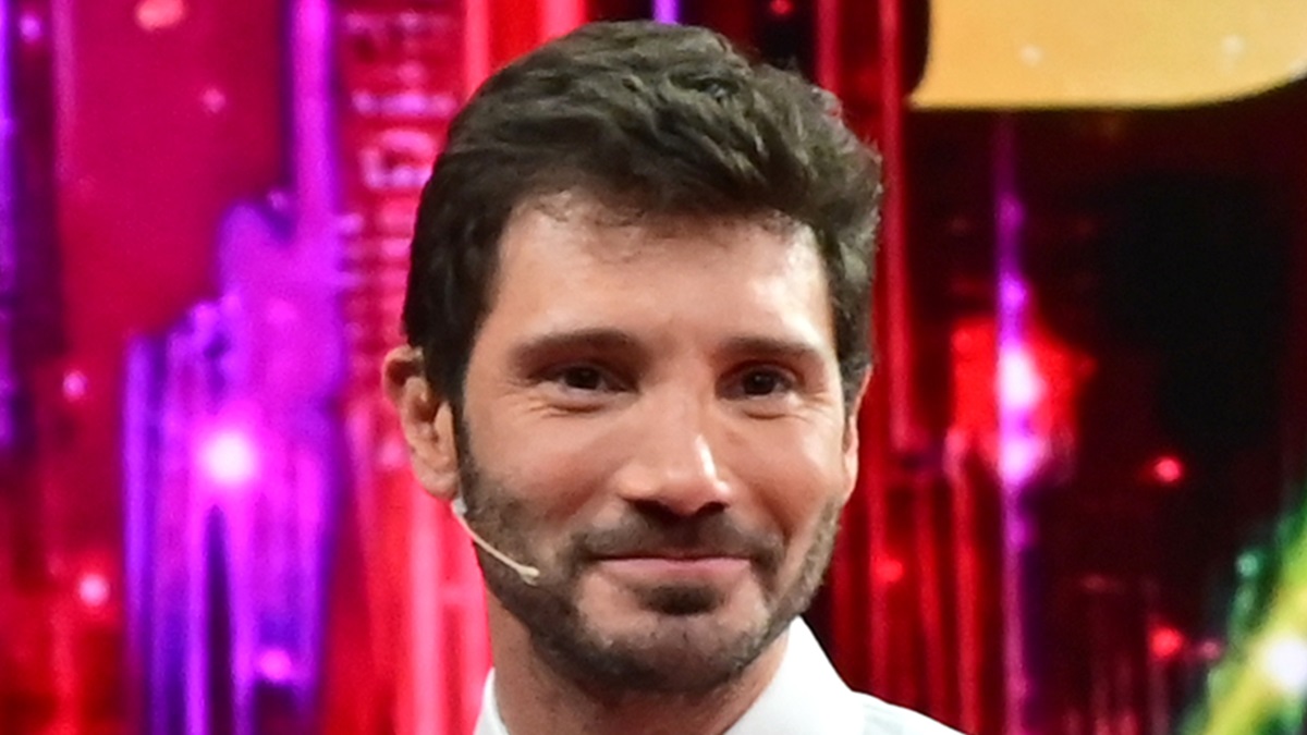 https://wips.plug.it/cips/libero.it/magazine/cms/2025/06/affari-tuoi-de-martino-2.jpg