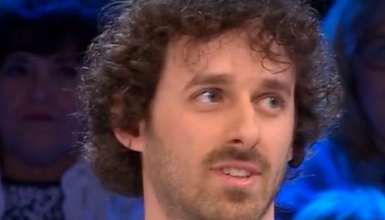 Affari Tuoi, show del Dottore: zittisce il pubblico e frega Giovanni (sfortunatissimo). De Martino: “Mai vista una partita così”