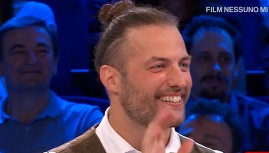 Affari Tuoi, Andrea l’indeciso: due cambi e il padre lo salva sul gong. Un gesto di De Martino scatena i sospetti del web Affari tuoi puntata 25 giugno cosa successo