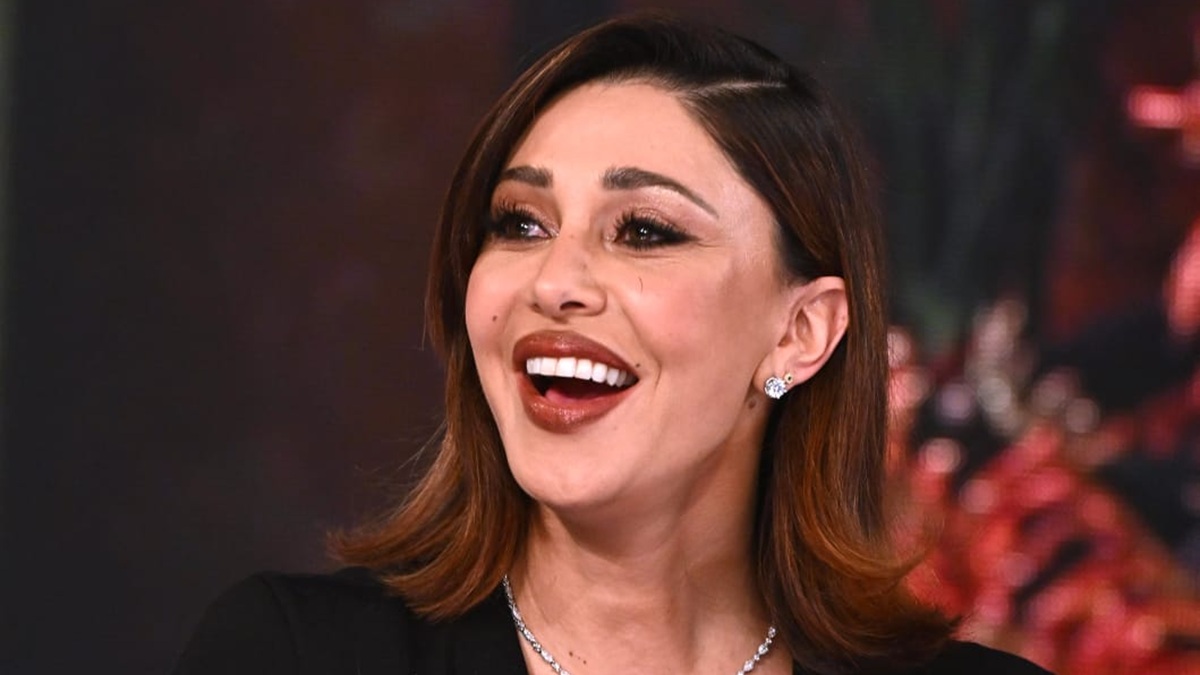 https://wips.plug.it/cips/libero.it/magazine/cms/2025/06/belen-rimette-fede-nuziale-stefano-de-martino-risposta-sorprendente.jpg