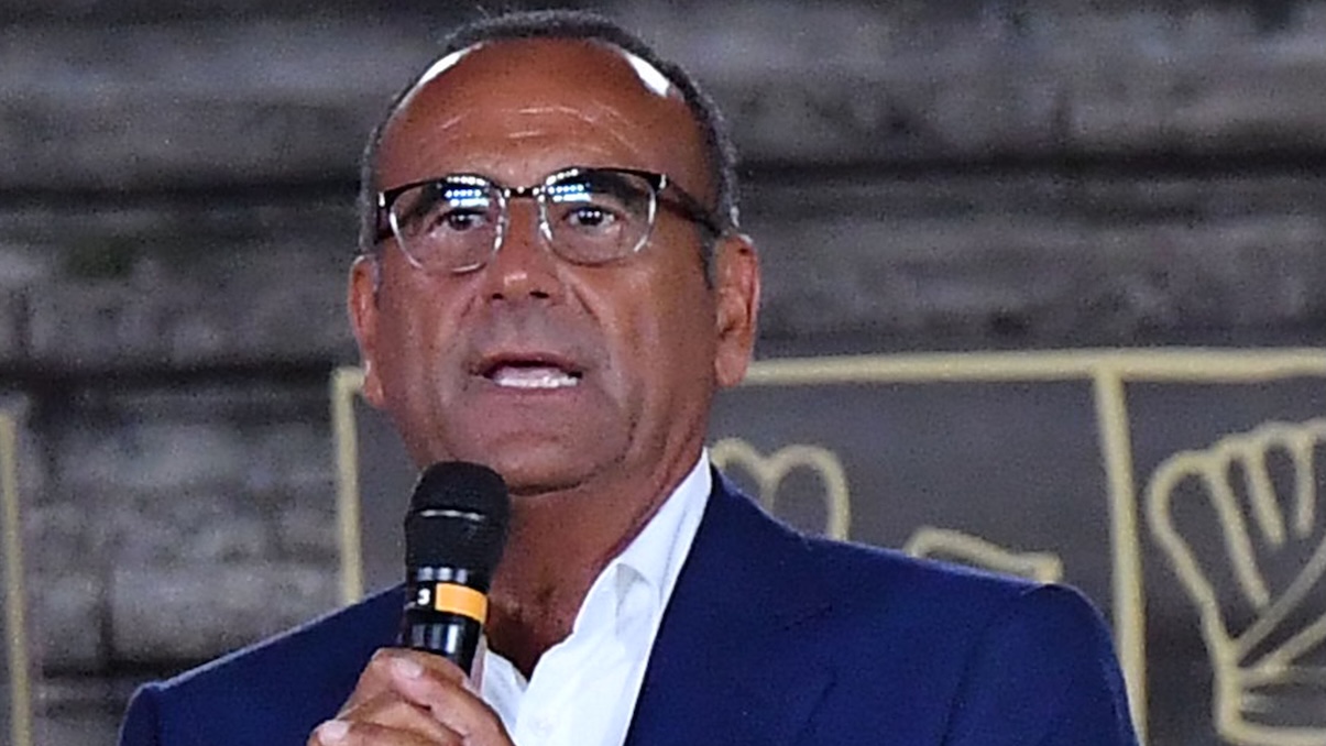 https://wips.plug.it/cips/libero.it/magazine/cms/2025/06/carlo-conti.jpg