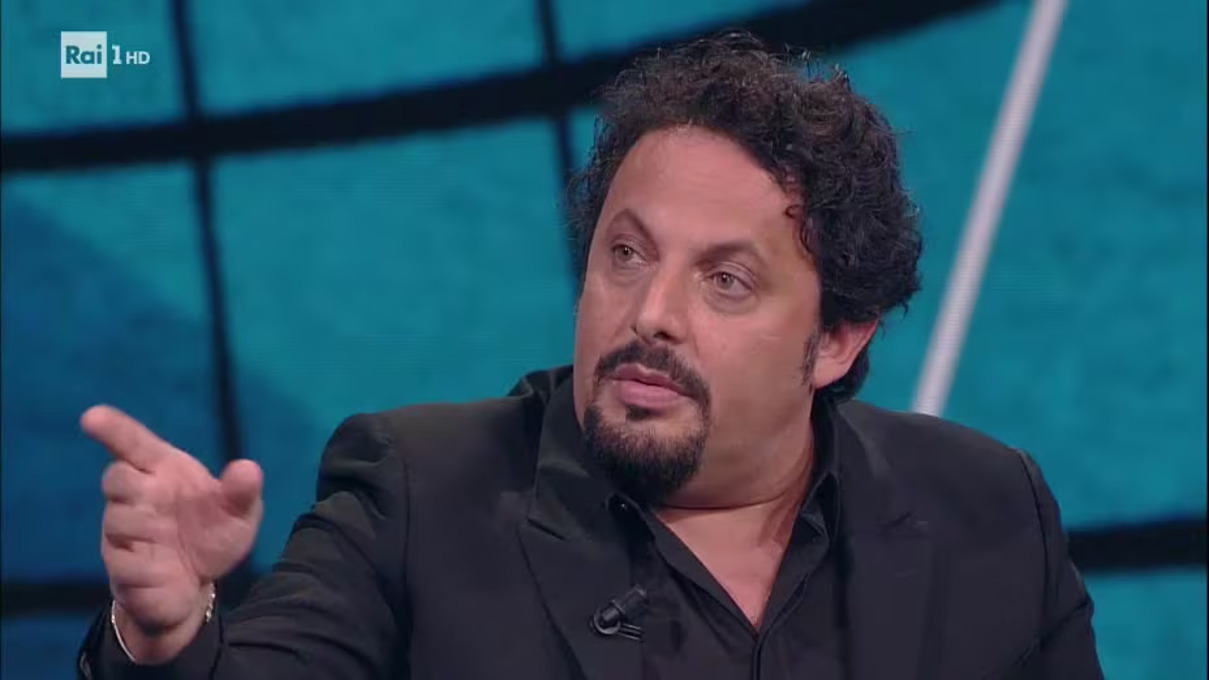 https://wips.plug.it/cips/libero.it/magazine/cms/2025/06/enrico-brignano.jpg