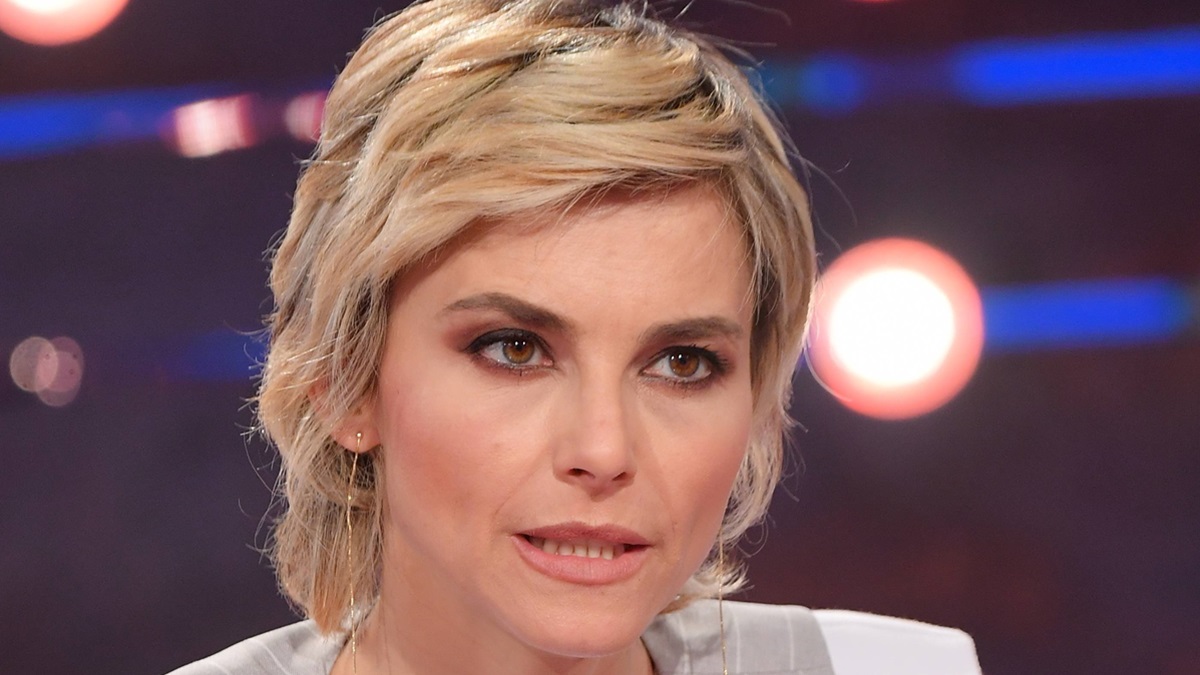 https://wips.plug.it/cips/libero.it/magazine/cms/2025/06/francesca-fialdini-ultima-puntata-da-noi-a-ruota-libera.jpg