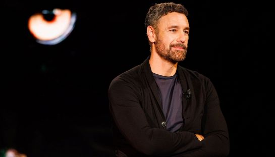Raoul Bova e le figlie in vacanza e la compagna Rocio Munoz Morales presa da altri impegni professionali: la crisi tra i due sembra ormai lampante