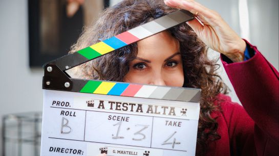 A testa alta