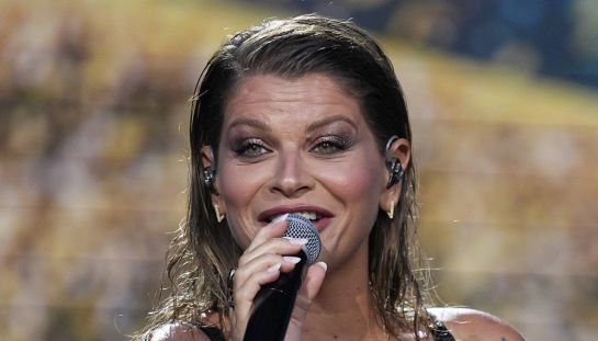 Alessandra Amoroso incinta va in black-out sul palco: “È complicato andare avanti”. Cosa le è capitato Alessandra Amoroso