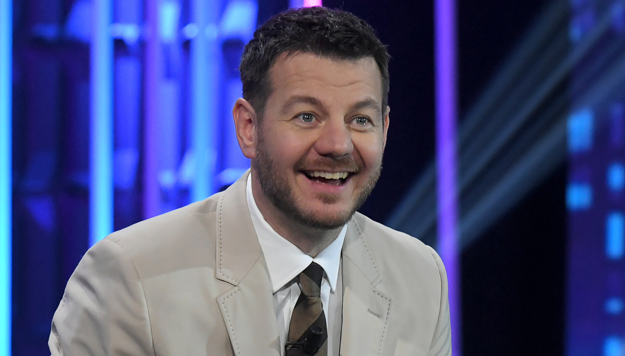 https://wips.plug.it/cips/libero.it/magazine/cms/2025/07/alessandro-cattelan.jpg