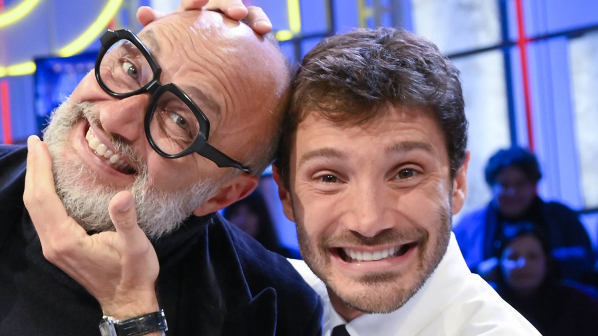 https://wips.plug.it/cips/libero.it/magazine/cms/2025/07/de-martino-pasquale-romano-dottore-affari-tuoi.jpg