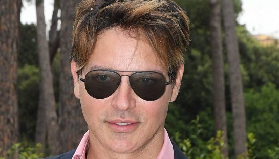 Gabriel Garko in ospedale, la foto in sedia a rotelle allarma i fan. Cosa gli è successo