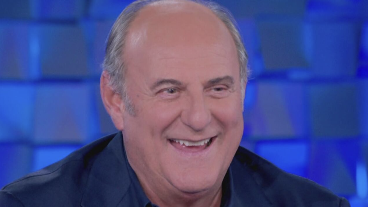 https://wips.plug.it/cips/libero.it/magazine/cms/2025/07/gerry_scotti_mediaset.png