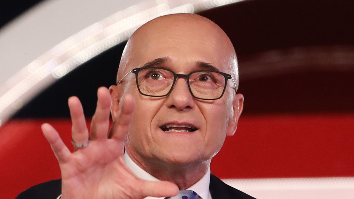 https://wips.plug.it/cips/libero.it/magazine/cms/2025/07/grande-fratello-alfonso-signorini.jpg
