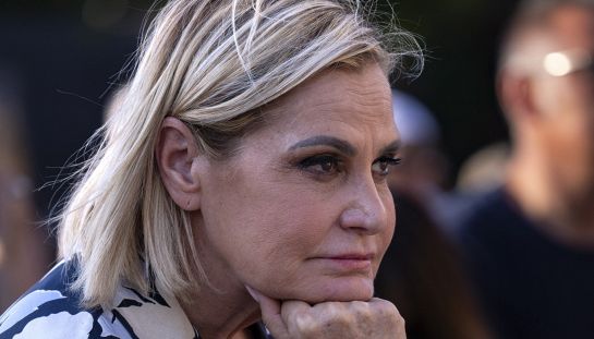Grande Fratello, la rivoluzione NIP parte col piede sbagliato: polemiche e promesse tradite Grande fratello Nip, la conduttrice Simona Ventura