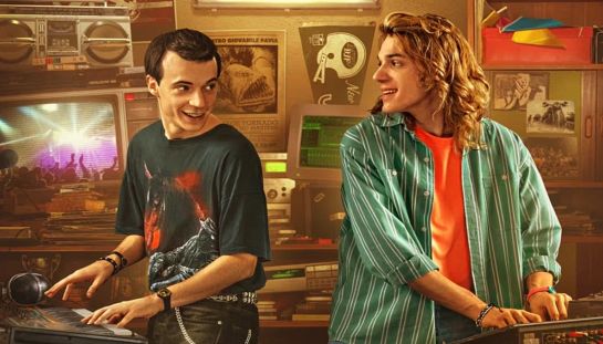 Nord Sud Ovest Est: una leggenda della musica torna in scena nella seconda stagione della serie sugli 883 Nord Sud Ovest Est: Max Pezzali in un cameo nella serie tv Sky