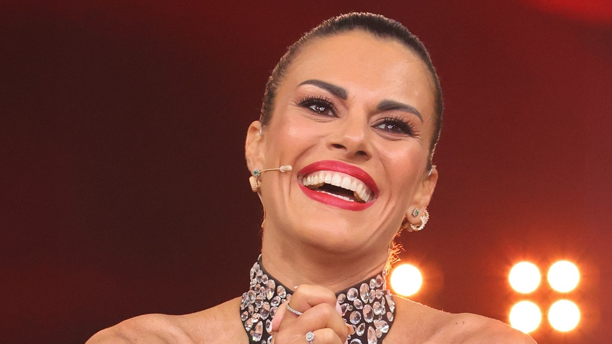 https://wips.plug.it/cips/libero.it/magazine/cms/2025/07/quanto-guadagna-bianca-guaccero.jpg