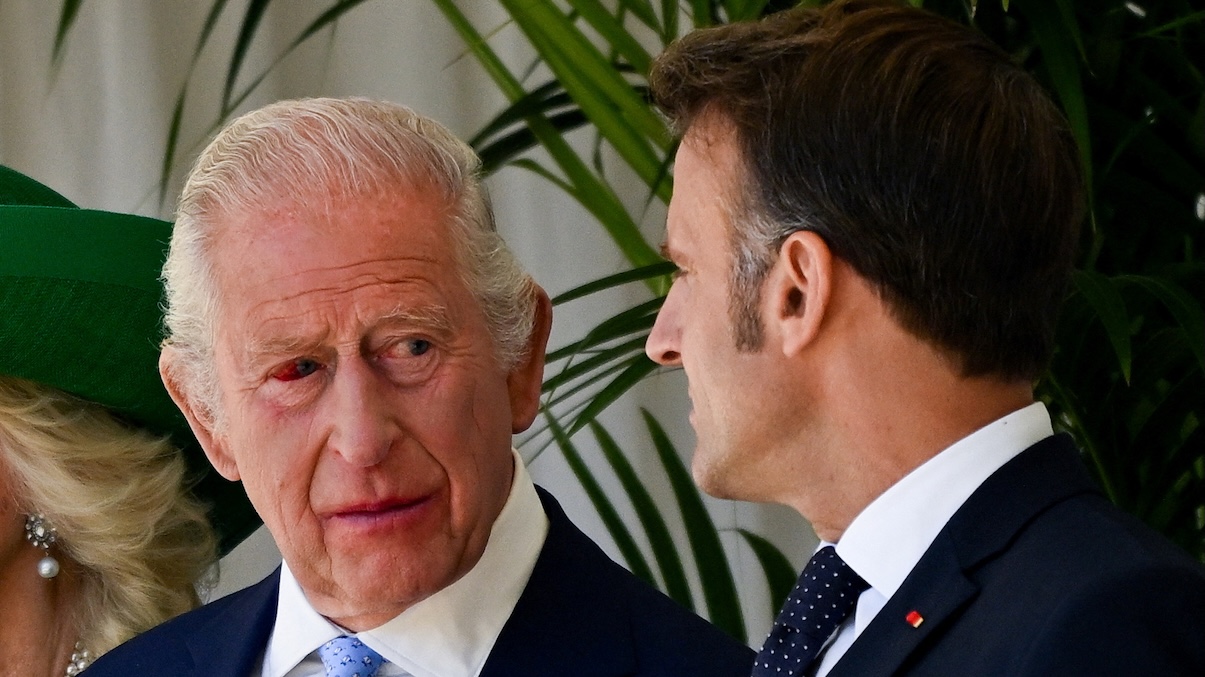 Re Carlo, "problema di salute nella notte": sudditi in ansia. Il Palazzo fa chiarezza dopo l'arrivo di Macron